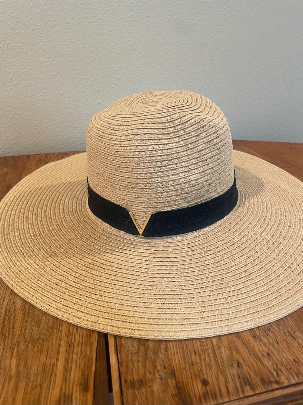 Vince Camuto Wide-Brim Paper Straw Sun Hat – Beige Black & Gold V – Adjustable
